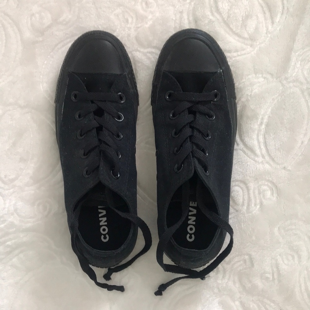Woman’s Lowtop Converse, size 7